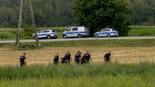 Koniec wielkiej obławy w rejonie Jodłowej! Dwóch poszukiwanych mężczyzn ujętych pod Brzostkiem
