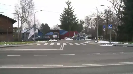 Koniec z absurdalnym wlotem z Tuchowskiej – wjazd na Ostrogskich doczeka się poszerzenia Koniec z absurdalnym wlotem z Tuchowskiej – wjazd na Ostrogskich doczeka się poszerzenia