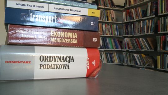 Książki elektroniczne czy papierowe? W tarnowskiej bibliotece można wypożyczyć czytniki e-booków