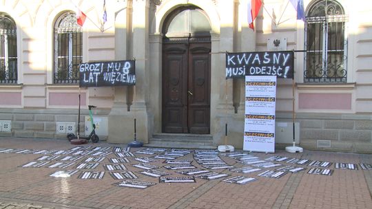 Kto chce dymisji prezydenta Jakuba Kwaśnego? Obrady Rady Miejskiej w Tarnowie znów zakłócał protest