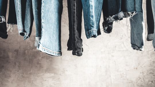 Kultowe jeansy w wielu odsłonach. Jakie są ich rodzaje?