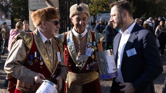 Kwesta na rzecz zabytkowych nagrobków na cmentarzu Rakowickim Kwesta na rzecz zabytkowych nagrobków na cmentarzu Rakowickim