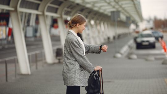 Lecisz na wakacje z Krakowa? Sprawdź parkingi i ceny na Balicach!