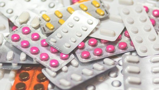 Lepiej kupować leki online czy w aptece stacjonarnej? Orły Farmacji, czyli wybór klientów