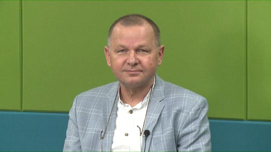 Lesław Wieczorek o bezpieczeństwie na drogach powiatu dąbrowskiego, inwestycjach i turnieju tenisa stołowego