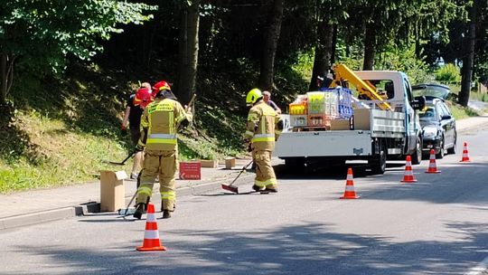 Łowczówek. Butelki z wodą mineralną rozsypały się na jezdnie