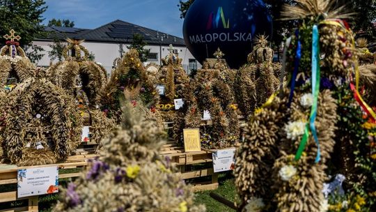 Małopolscy rolnicy dziękowali za plony. Najpiękniejsze wieńce są z regionu tarnowskiego i dąbrowskiego