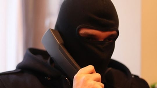 Małżeństwo z Krakowa padło ofiarą oszustwa na policjanta, tracąc prawie milion złotych