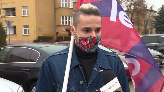 Manifestacja poparcia przesłuchiwanego działacza Młodej Lewicy w Tarnowie