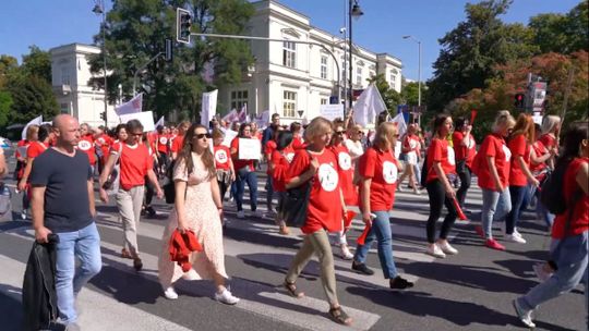 Medycy połączyli siły z prawnikami. Miasteczko w centrum Warszawy od teraz biało - czerwone