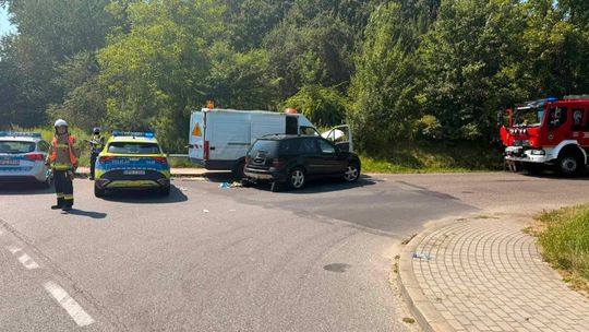 Mercedes potrącił pracownika obsługi drogi w Melsztynie. Mężczyzna trafił do szpitala