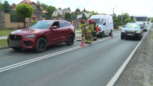 Mercedes uderzył w jaguara, a jaguar w mercedesa. W Tarnowcu zderzyły się trzy pojazdy