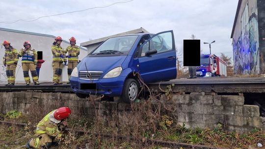 Mercedes zawisł na rampie kolejowej w Tarnowie. Samochód wyciągneli strażacy