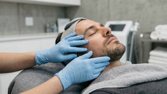 Męska strona pielęgnacji: Dlaczego gabinety kosmetyczne otwierają się na panów?