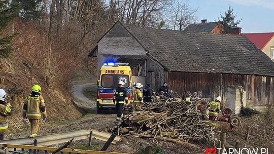 Mężczyzna przygnieciony przez ciągnik rolniczy w Faliszewicach