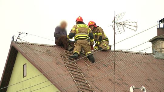 Mężczyzna siedział na dachu i nie chciał zejść. Na pomoc przyszli strażacy!