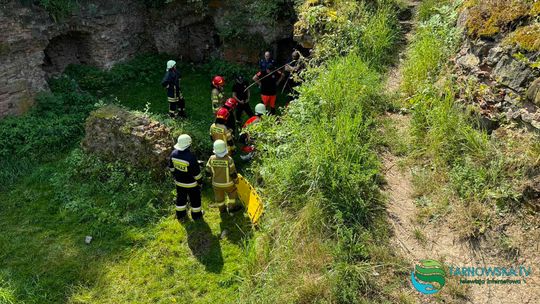 Mężczyzna spadł z ruin zamku na Górze Św. Marcina. Trafił do szpitala