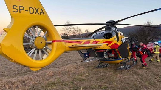 Mężczyzna z poparzeniami trafił do szpitala! Mieszkaniec powiatu limanowskiego chciał ugasić pożar