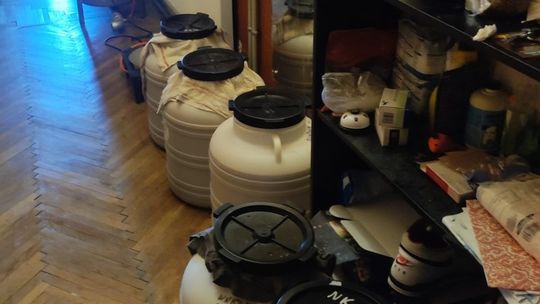 Mieszkańcy Tarnowa zatrzymani za nielegalną produkcję alkoholu i posiadanie narkotyków