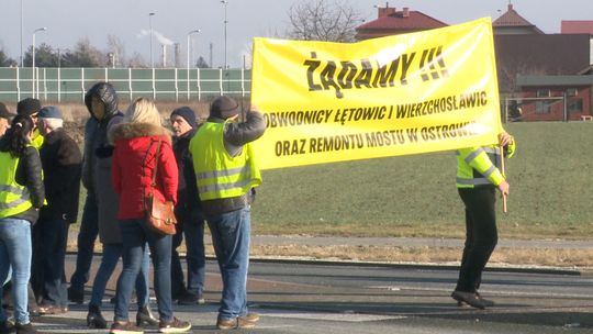 Mieszkańcy Wierzchosławic blokowali wjazd na autostradę A4. "Żądamy natychmiastowego remontu mostu w Ostrowie"