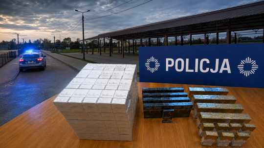 Mieszkaniec Tarnowa wpadł w ręce policji w Szczucinie. W samochodzie miał setki paczek nielegalnych papierosów