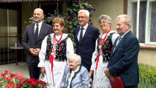 Mieszkanka gminy Radłów świętowała setne urodziny. Najbliżsi zaśpiewali dla niej "200 lat!"