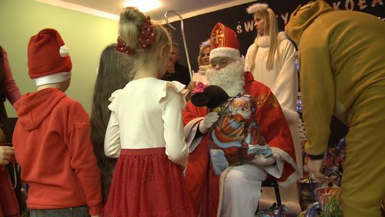 Mikołaj z Tarnowa podjechał z prezentami do polskich dzieci z zachodniej Ukrainy Mikołaj z Tarnowa podjechał z prezentami do polskich dzieci z zachodniej Ukrainy