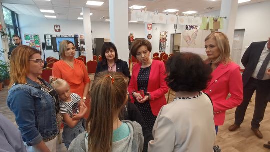 Minister Marlena Maląg wizytowała Specjalny Ośrodek Szkolno-Wychowawczy w Wierzchosławicach-Dwudniakach i rozmawiała z rodzinami zastępczymi z regionu 