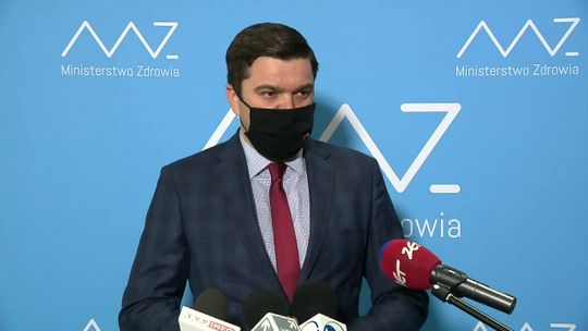 Ministerstwo zdrowia: W zakresie przyłbic, szalików i kominów nie będzie podejścia miękkiego