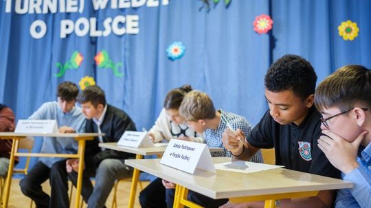 Młodzi Małopolanie zachwycili wiedzą o Polsce. Finał „III Międzyszkolnego Turnieju Wiedzy o Polsce” w Tarnowie
