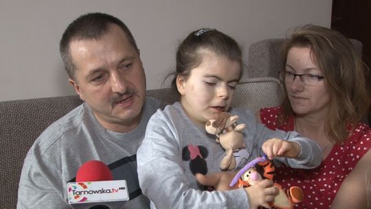 Mniej pokłutych paluszków, bólu i krwi - Rodzice niepełnosprawnej Wanesy z Tarnowa proszą o pomoc 