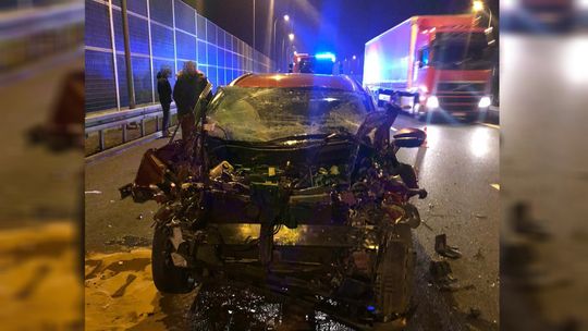 Mokrzyska. Młody kierowca roztrzaskał lexusa na autostradzie A4. W trakcie jazdy sprawdzał spalanie pojazdu