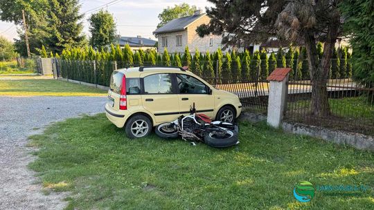 Motocyklista oraz kierująca fiatem trafili do szpitala po zderzeniu w Niwce