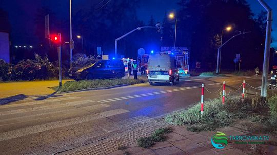 Motocyklista trafił do szpitala po zdarzeniu na ul. Zbylitowskiej. Wcześniej próbował ominąć rowerzystkę