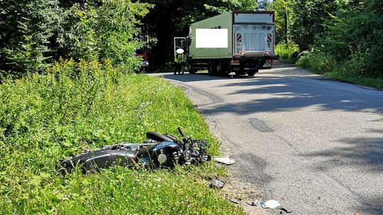 Motocyklista trafił do szpitala po zderzeniu z samochodem ciężarowym w Zalasowej
