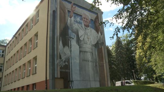 Mural z wizerunkiem Wielkiego Polaka powstał na szkole w Wojniczu 