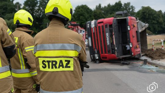 Na drodze powiatowej w Rzuchowej wywrócona ciężarówka blokowała przejazd [ZDJĘCIA]