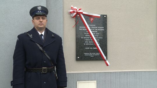 Na fasadzie Zakładu Karnego w Tarnowie odsłonięto tablicę pamiątkową. Ma upamiętniać przetrzymywanych tam przez Niemców więźniów