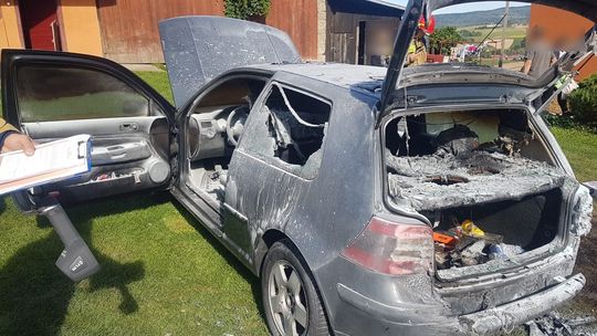 Na jednej z posesji w Olszynach spłonęły dwa samochody