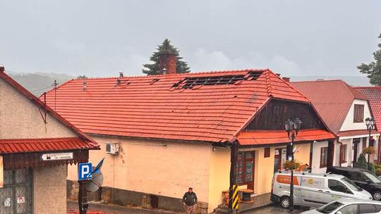 Nawałnica przeszła przez Lipnicę Murowaną i część powiatu bocheńskiego. Są uszkodzone dachy, kominy i zerwane linie