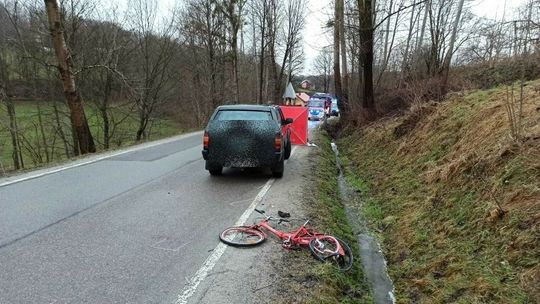 Nie żyje rowerzysta potrącony przez samochód na DW 980 w Rzepienniku Biskupim