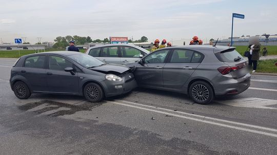 Niebezpieczny poranek w Tarnowie. Na ulicy Wyszyńskiego zderzyły się trzy pojazdy 