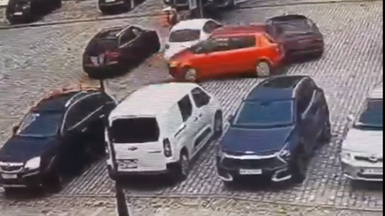 Niecodzienna kolizja na Rynku w Zakliczynie. 78-latka uszkodziła słupki i sześć samochodów