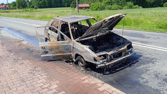 Nieczajna Górna. Samochód spłonął na drodze  