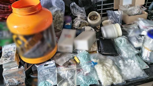 Nielegalna broń i znaczne ilości narkotyków zabezpieczone przez CBŚP w Krakowie