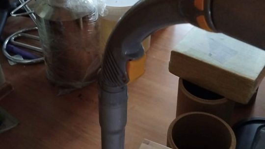 Nielegalna wytwórnia alkoholu zlikwidowana w powiecie tarnowskim. Policjanci zabezpieczyli alkohol, zacier i aparaturę