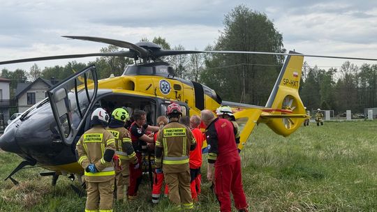 Nieprzytomny mężczyzna zabrany śmigłowcem do szpitala. Spadł z wysokości