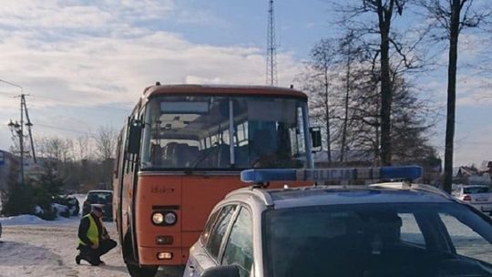 Niesprawny autobus szkolny zatrzymany przez dąbrowską policję