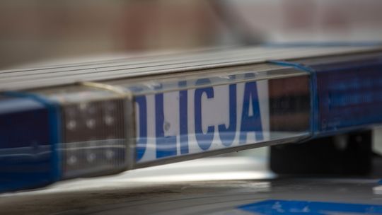 Zdarzenie drogowe z udziałem BMW zakończone zatrzymaniem osoby poszukiwanej w powiecie dąbrowskim