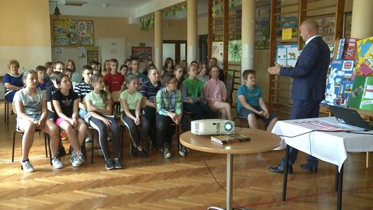 Nietypowa lekcja o samorządzie w szkole w Łękawicy. Prowadził ją wójt gminy 